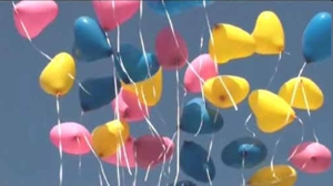 Herzluftballons-steigen-auf-in-den-Himmel-der-Liebe